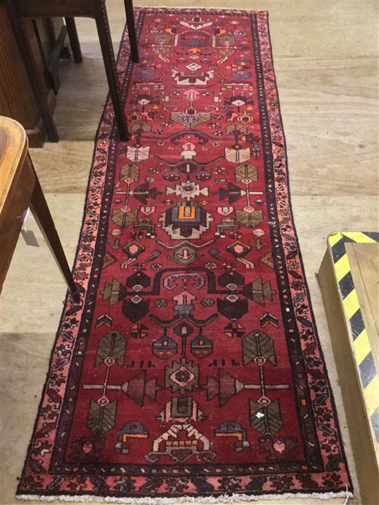 Red ground Hamadan runner(-)